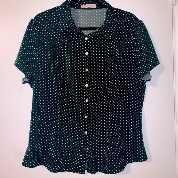 Amazon Basics Green w/white polka dots button top - Picture 1 of 3